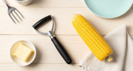 I’ll Never Shuck Corn Again After Learning An Ingenious Trick That Takes Seconds